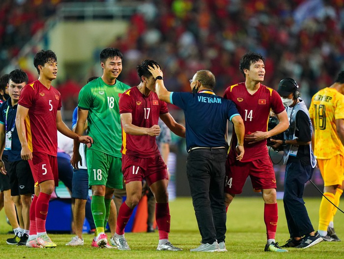 Ghi bàn thắng vàng, Nhâm Mạnh Dũng nhận cử chỉ đặc biệt từ HLV Park Hang-seo và các đồng đội - Ảnh 3.