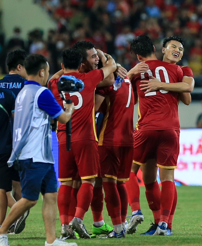 Ghi bàn thắng vàng, Nhâm Mạnh Dũng nhận cử chỉ đặc biệt từ HLV Park Hang-seo và các đồng đội - Ảnh 8.