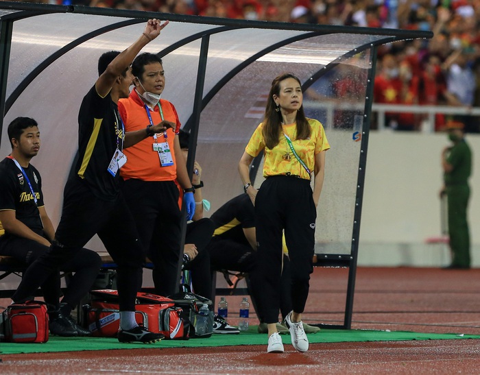 Madam Pang nắm dây chuyền cầu nguyện khi U23 Thái Lan bị U23 Việt Nam chọc thủng lưới - Ảnh 2.