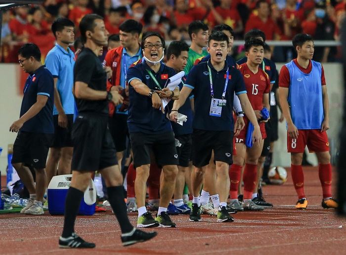 Madam Pang nắm dây chuyền cầu nguyện khi U23 Thái Lan bị U23 Việt Nam chọc thủng lưới - Ảnh 9.