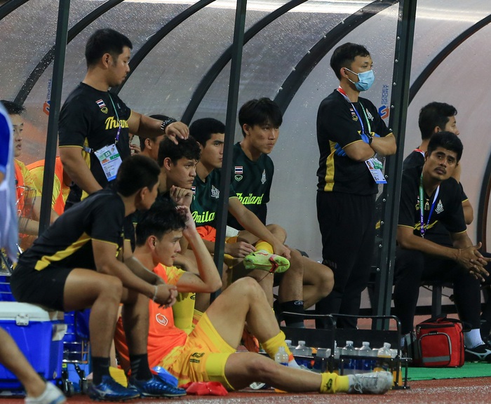 Madam Pang nắm dây chuyền cầu nguyện khi U23 Thái Lan bị U23 Việt Nam chọc thủng lưới - Ảnh 10.