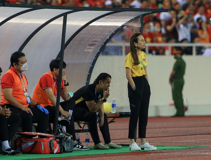 Madam Pang nắm dây chuyền cầu nguyện khi U23 Thái Lan bị U23 Việt Nam chọc thủng lưới - Ảnh 11.