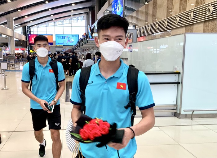 Cầu thủ U23 Việt Nam được CĐV tặng hoa hồng trước khi sang Dubai - Ảnh 2.
