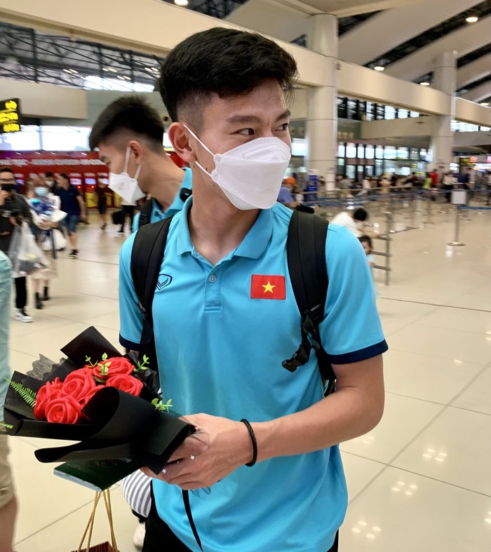 Cầu thủ U23 Việt Nam được CĐV tặng hoa hồng trước khi sang Dubai - Ảnh 3.