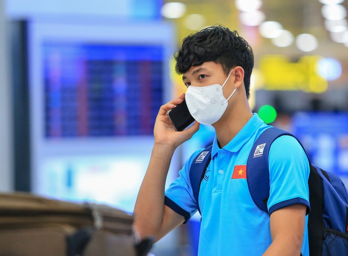 Cầu thủ U23 Việt Nam được CĐV tặng hoa hồng trước khi sang Dubai - Ảnh 9.