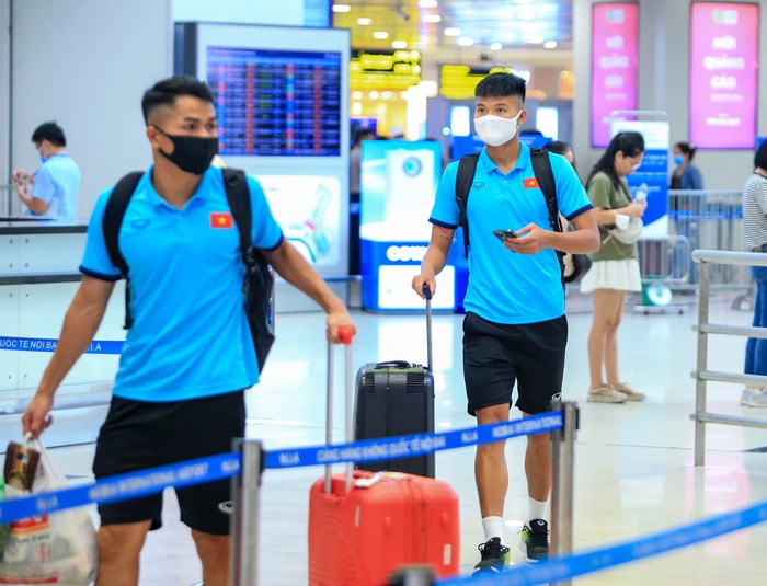 Cầu thủ U23 Việt Nam được CĐV tặng hoa hồng trước khi sang Dubai - Ảnh 1.