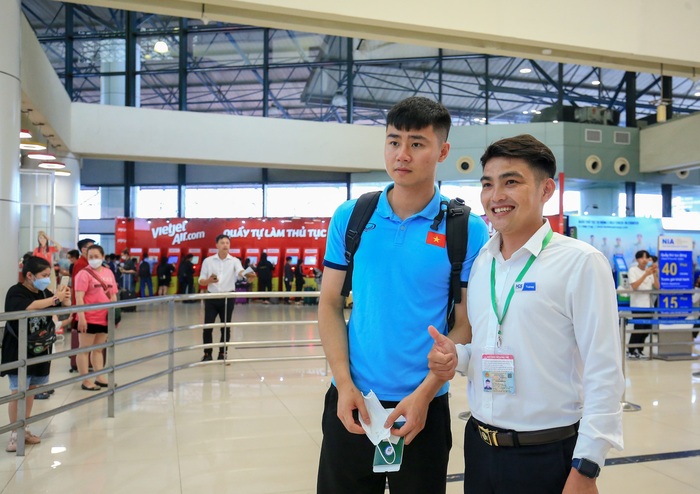 Cầu thủ U23 Việt Nam được CĐV tặng hoa hồng trước khi sang Dubai - Ảnh 5.