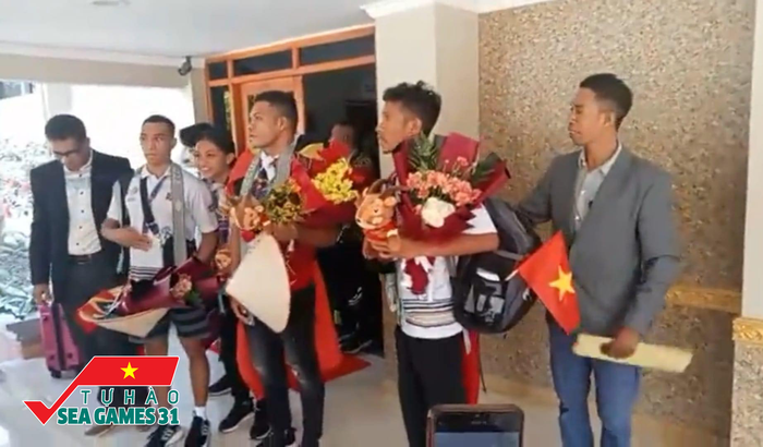 Người hùng Timor Leste, VĐV Felisberto De Deus mang quốc kỳ Việt Nam khi ăn mừng tại quê nhà 
 - Ảnh 1.