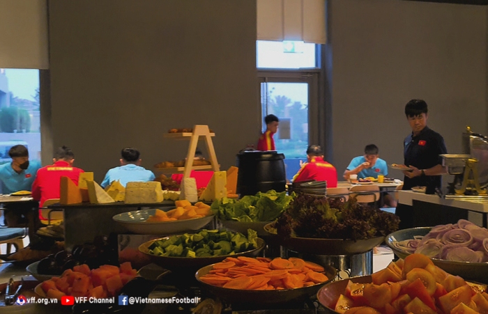 Cận cảnh bữa ăn của U23 Việt Nam tại UAE trước thềm VCK U23 châu Á - Ảnh 10.