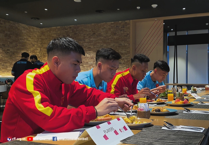 Cận cảnh bữa ăn của U23 Việt Nam tại UAE trước thềm VCK U23 châu Á - Ảnh 11.