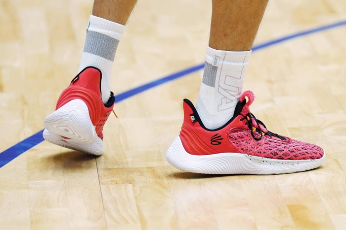 Sang Dinh 'Bloody' wearing Curry Flow 9 sneakers at the 31st SEA Games - Photo 3.