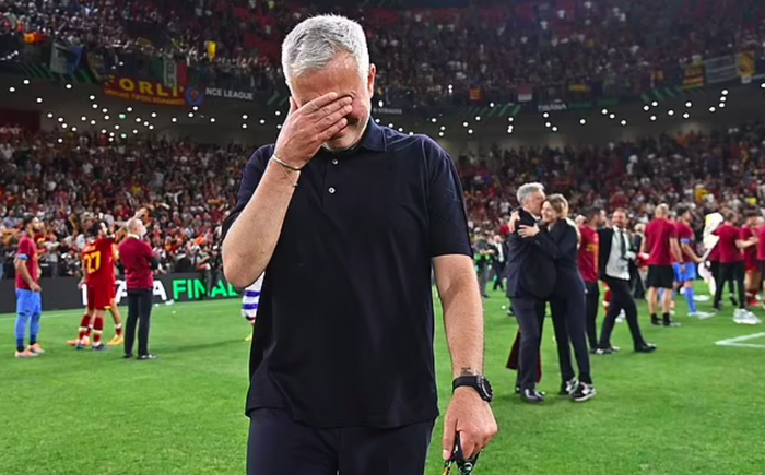 Mourinho khóc nức nở khi giúp AS Roma đăng quang Conference League - Ảnh 2.