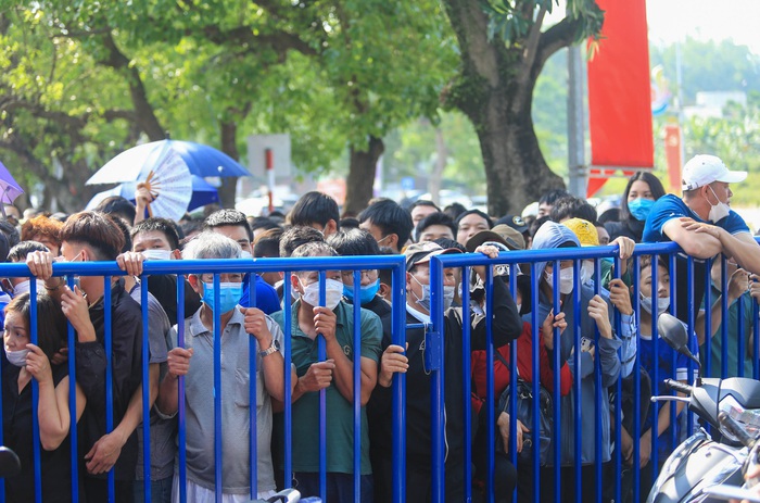 Hàng nghìn người hâm mộ chen nhau mua vé xem U23 Việt Nam thi đấu SEA Games 31 - Ảnh 1.