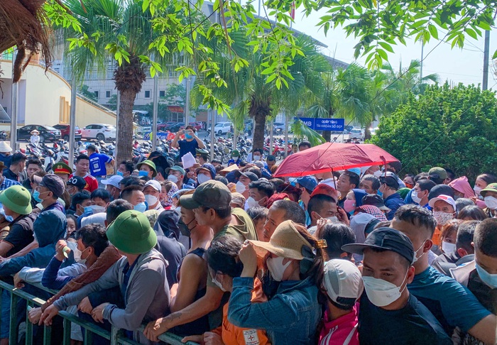 Hàng nghìn người hâm mộ chen nhau mua vé xem U23 Việt Nam thi đấu SEA Games 31 - Ảnh 9.