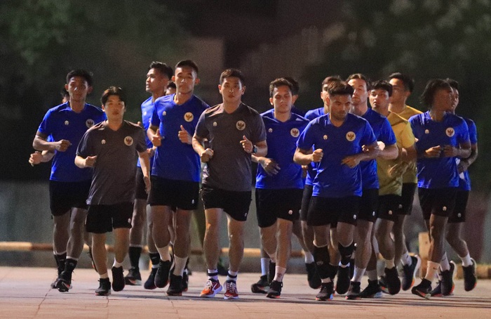 U23 Indonesia tập buổi đầu tiên trên sân bê tông tại Việt Nam - Ảnh 1.