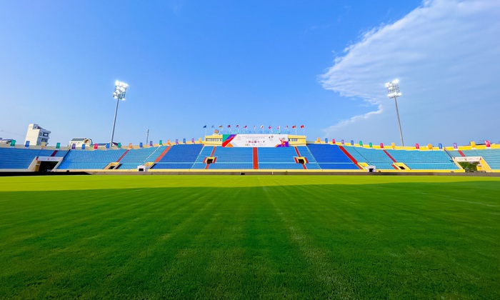 Sân vận động Thiên Trường thay áo mới chào đón SEA Games 31 - Ảnh 2.
