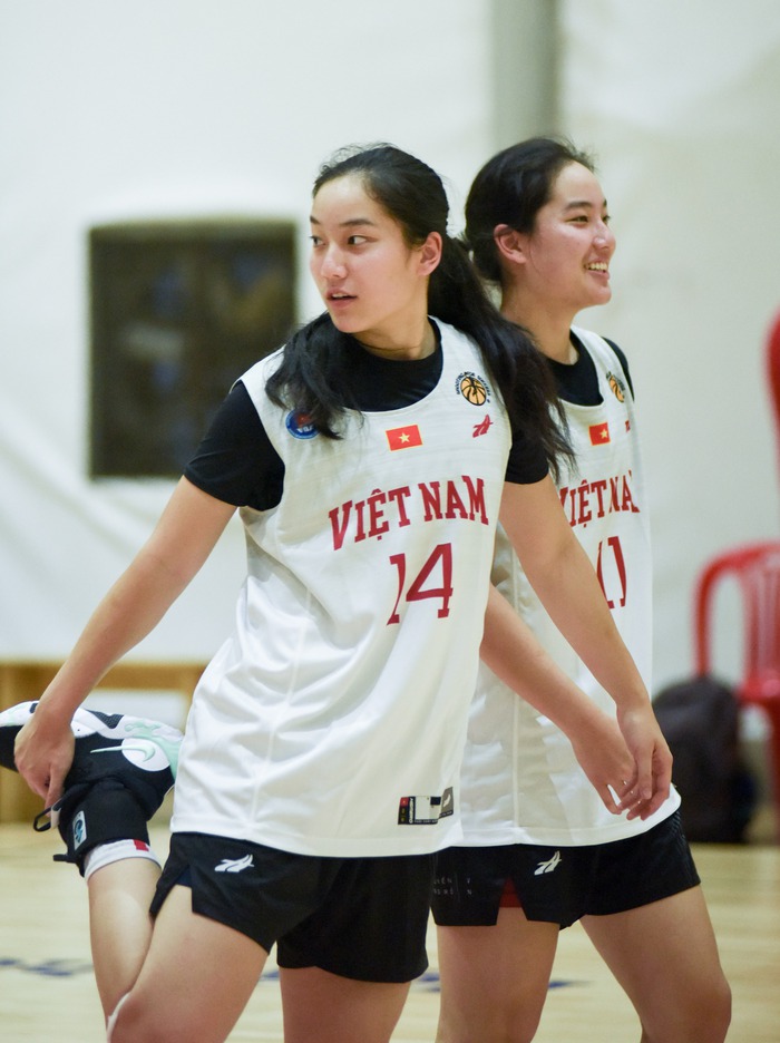 Đột nhập buổi tập của Đội tuyển bóng rổ nữ Việt Nam: Chị em nhà Trương tái xuất cùng dàn visual khủng “cây nhà lá vườn” - Ảnh 12.