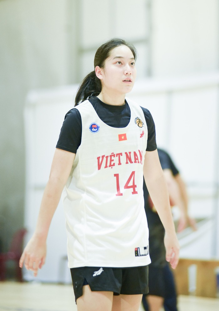 Đột nhập buổi tập của Đội tuyển bóng rổ nữ Việt Nam: Chị em nhà Trương tái xuất cùng dàn visual khủng “cây nhà lá vườn” - Ảnh 17.