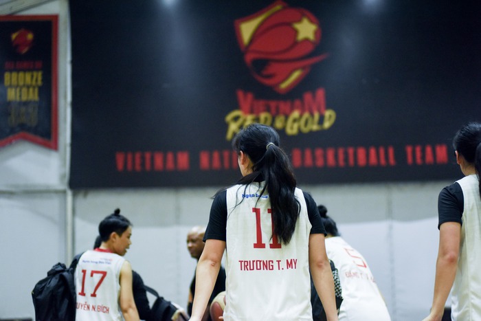 Đột nhập buổi tập của Đội tuyển bóng rổ nữ Việt Nam: Chị em nhà Trương tái xuất cùng dàn visual khủng “cây nhà lá vườn” - Ảnh 2.