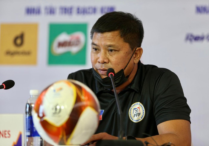 HLV Philippines từ chối bình luận về mặt cỏ sân tập tại SEA Games 31 - Ảnh 1.
