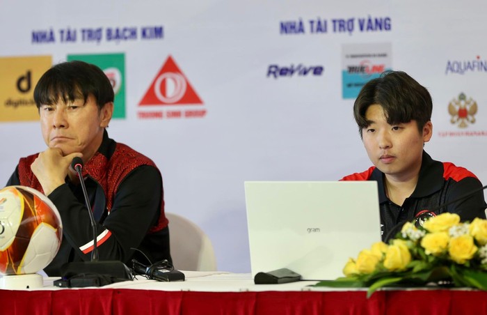 Trợ lý U23 Indonesia theo sát buổi họp báo của HLV Park Hang-seo - Ảnh 5.