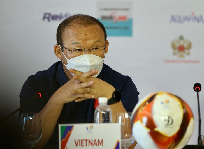 Trợ lý U23 Indonesia theo sát buổi họp báo của HLV Park Hang-seo - Ảnh 1.