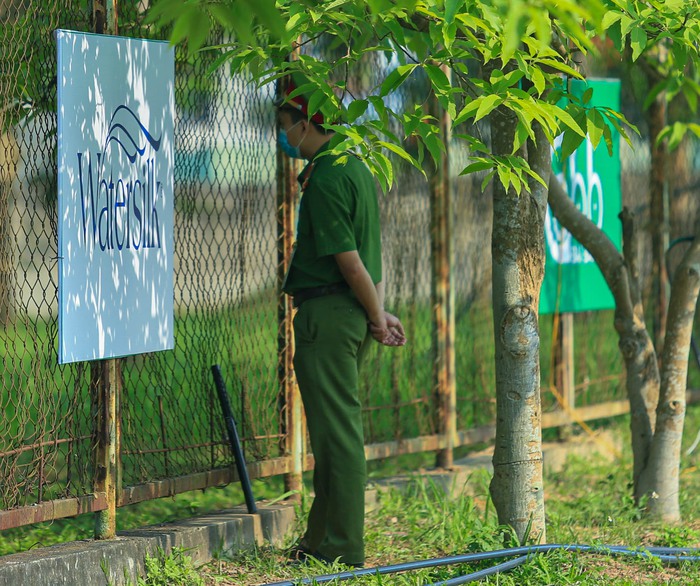 U23 Myanmar bất ngờ đổi giờ tập, được bảo vệ bởi lực lượng an ninh hùng hậu - Ảnh 2.