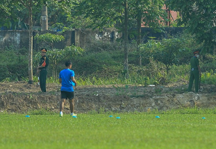 U23 Myanmar bất ngờ đổi giờ tập, được bảo vệ bởi lực lượng an ninh hùng hậu - Ảnh 5.