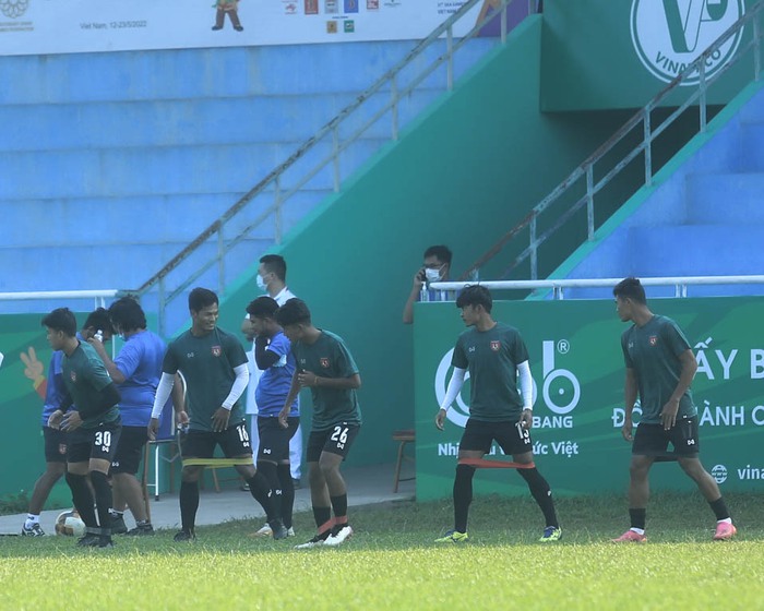 U23 Myanmar bất ngờ đổi giờ tập, được bảo vệ bởi lực lượng an ninh hùng hậu - Ảnh 6.