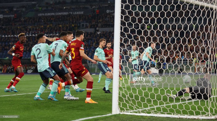 HLV Mourinho cùng AS Roma giành vé vào chung kết Conference League - Ảnh 1.