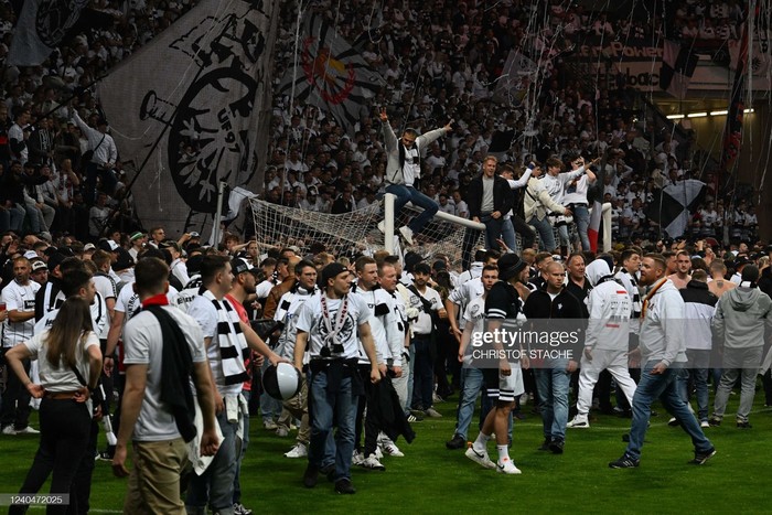 Fan Frankfurt tháo và vứt ghế khán đài để xuống sân ăn mừng cùng các cầu thủ - Ảnh 6.