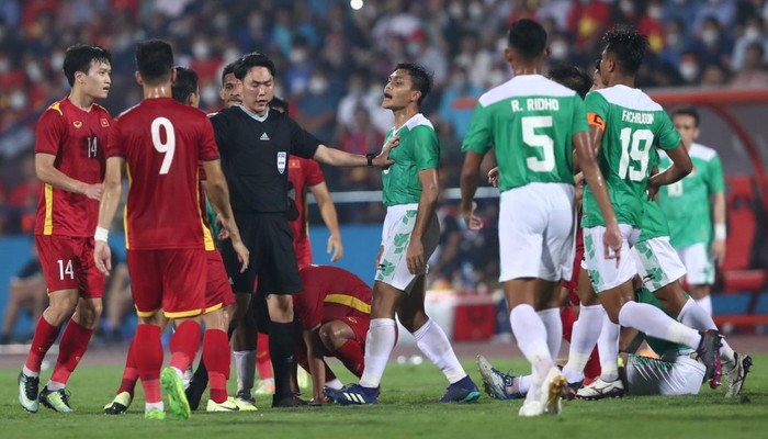 Cầu thủ Indonesia nhảy lên đạp Văn Tùng, đến Hùng Dũng cũng không thể bình tĩnh trước pha chơi xấu của đội bạn - Ảnh 1.