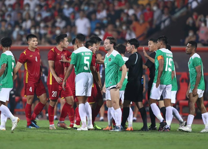 Cầu thủ Indonesia nhảy lên đạp Văn Tùng, đến Hùng Dũng cũng không thể bình tĩnh trước hành động chơi xấu của đội bạn - Ảnh 2.