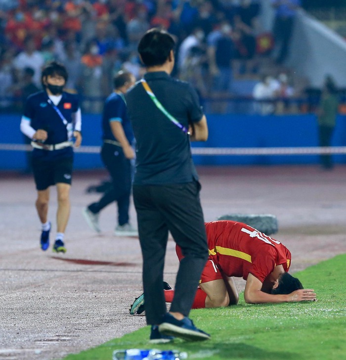 Hoàng Đức bị cầu thủ Indonesia hất lăn khỏi sân, đau đớn bò dậy thi đấu - Ảnh 5.