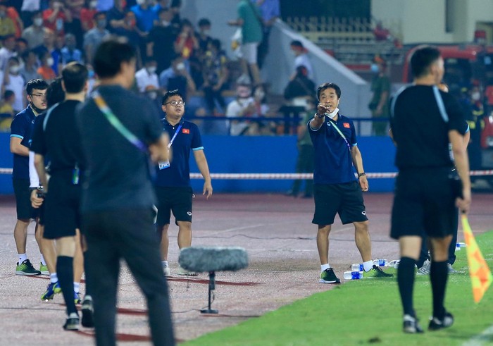Hoàng Đức bị cầu thủ Indonesia hất lăn khỏi sân, đau đớn bò dậy thi đấu - Ảnh 7.