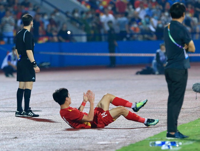 Hoàng Đức bị cầu thủ Indonesia hất lăn khỏi sân, đau đớn bò dậy thi đấu - Ảnh 4.