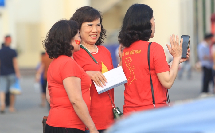 Bố mẹ Hoàng Đức đến sân Việt Trì cổ vũ, dự đoán U23 Việt Nam thắng 2-1 Indonesia - Ảnh 1.