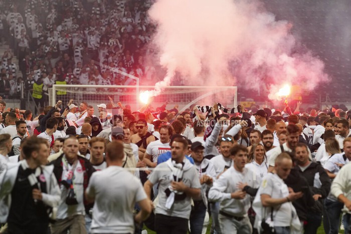 Fan Frankfurt tháo và vứt ghế khán đài để xuống sân ăn mừng cùng các cầu thủ - Ảnh 4.