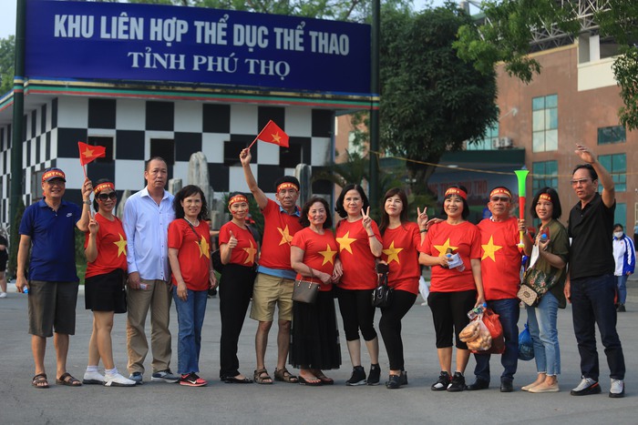 Bố mẹ Hoàng Đức đến sân Việt Trì cổ vũ, dự đoán U23 Việt Nam thắng 2-1 Indonesia - Ảnh 2.