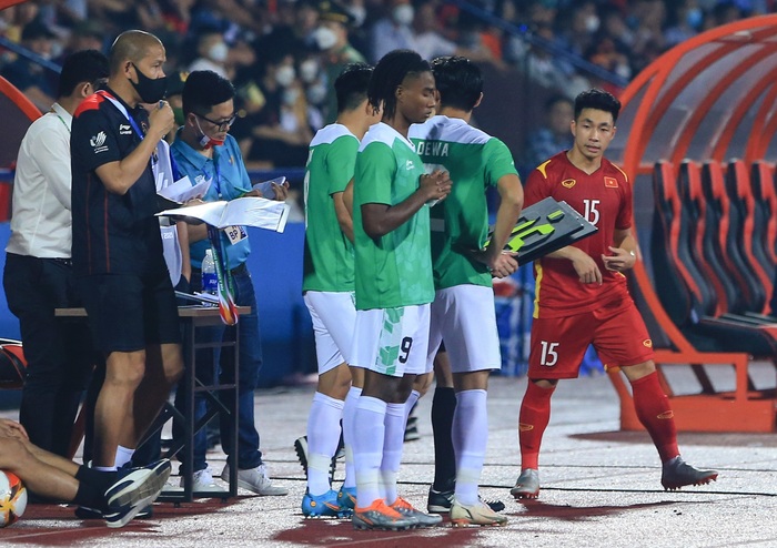 Ronaldo gục đầu thất vọng sau 18 phút thảm hoạ trước U23 Việt Nam - Ảnh 1.