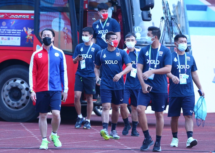 HLV Polking và trợ lý bất ngờ về sân Thiên Trường, cầu thủ U23 Thái Lan bỏ buổi làm quen sân - Ảnh 3.