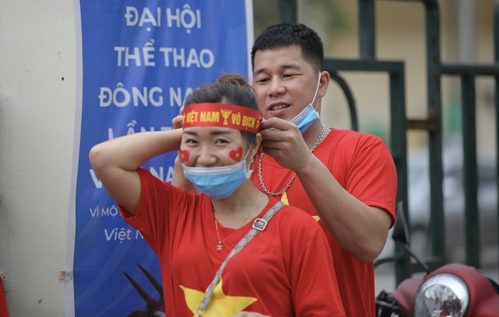 Hàng ngàn cổ động viên đổ về sân Việt Trì cổ vũ cho ĐT U23 Việt Nam - Ảnh 7.