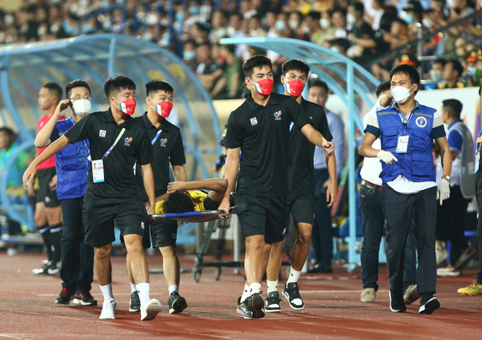 Bóng đá SEA Games: Cầu thủ U23 Malaysia chấn thương, phải lên xe cấp cứu nhập viện khẩn cấp - Ảnh 3.