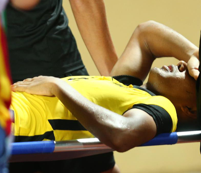 Bóng đá SEA Games: Cầu thủ U23 Malaysia chấn thương, phải lên xe cấp cứu nhập viện khẩn cấp - Ảnh 4.