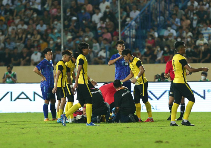 Bóng đá SEA Games: Cầu thủ U23 Malaysia chấn thương, phải lên xe cấp cứu nhập viện khẩn cấp - Ảnh 2.