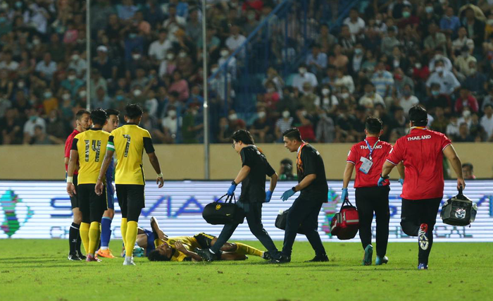 Bóng đá SEA Games: Cầu thủ U23 Malaysia chấn thương, phải lên xe cấp cứu nhập viện khẩn cấp - Ảnh 1.