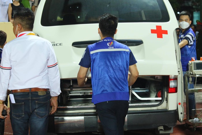 Bóng đá SEA Games: Cầu thủ U23 Malaysia chấn thương, phải lên xe cấp cứu nhập viện khẩn cấp - Ảnh 6.