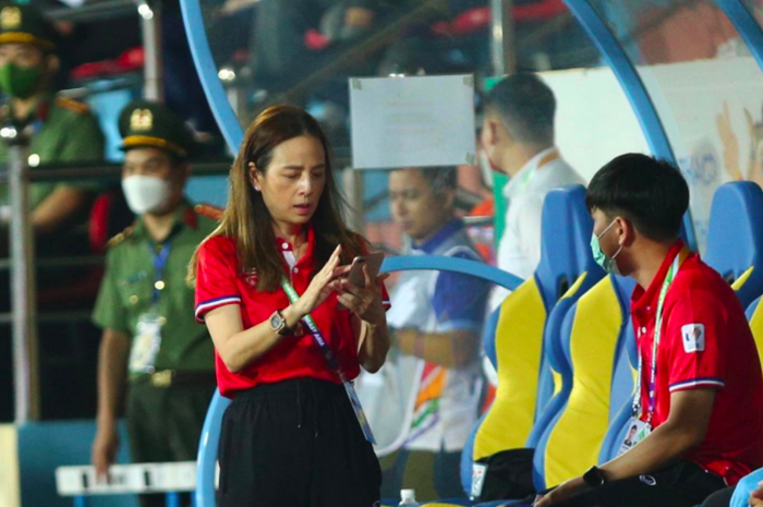 Giàu có nhưng nữ trưởng đoàn Madam Pang (U23 Thái Lan) không chạy theo mốt, vẫn dùng điện thoại đời cũ - Ảnh 1.