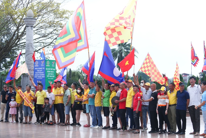 HLV U23 Lào đích thân cảm ơn hội CĐV Nam Định ủng hộ ông và các học trò - Ảnh 6.
