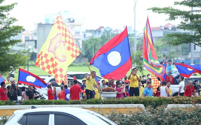 HLV U23 Lào đích thân cảm ơn hội CĐV Nam Định ủng hộ ông và các học trò - Ảnh 4.